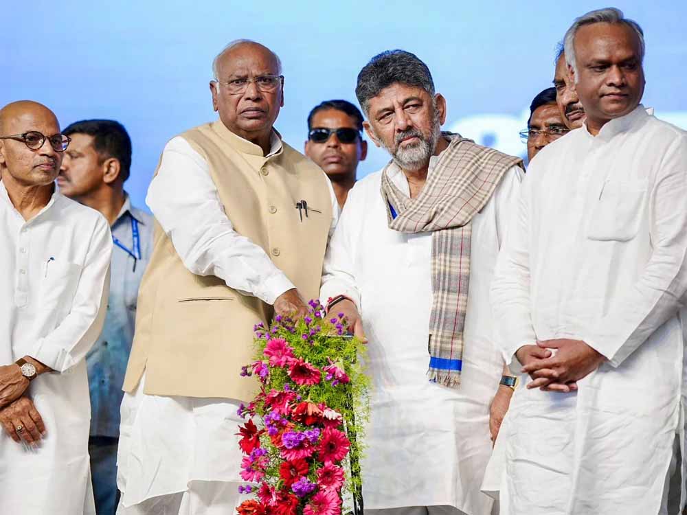 मल्लिकार्जुन खरगे के साथ दिल्ली निकले शिवकुमार, कर्नाटक में CM पद की बढ़ी अटकलें