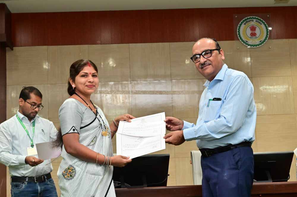 मयबद्ध कार्य और बेहतर उपस्थिति पर सम्मान: मुख्य सचिव ने अधिकारी-कर्मचारियों को किया पुरस्कृत