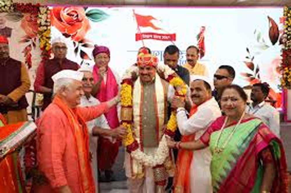 मुख्यमंत्री डॉ. यादव को पेशवाई टोपी पेश कर किया अभिनंदन मुख्यमंत्री डॉ. यादव को प्रदेश के विभिन्न जिलों से आए मराठी भाषियों के समूहों ने भेंट की गुड़ी