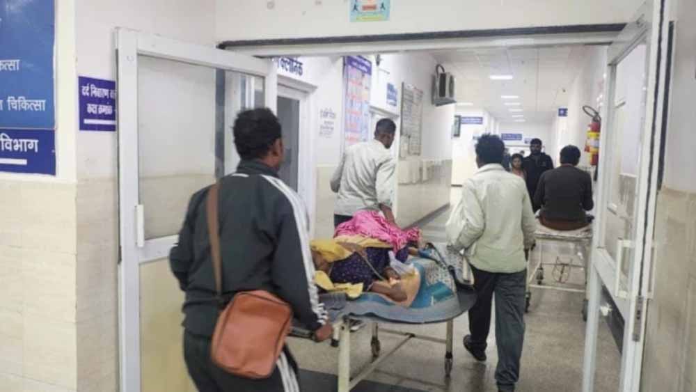 ग्वालियर अस्पताल में लिफ्ट बंद होने से परेशानी, 20 दिनों से मरीजों को सीढ़ियों के सहारे पहुंचाया जा रहा वार्ड तक