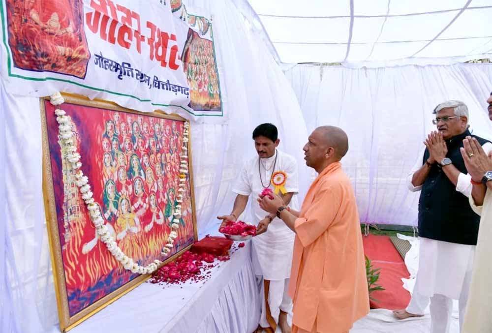 उत्तर प्रदेश में बेटियां अब नाइट शिफ्ट में भी काम करके सकुशल घर वापस आती हैः योगी