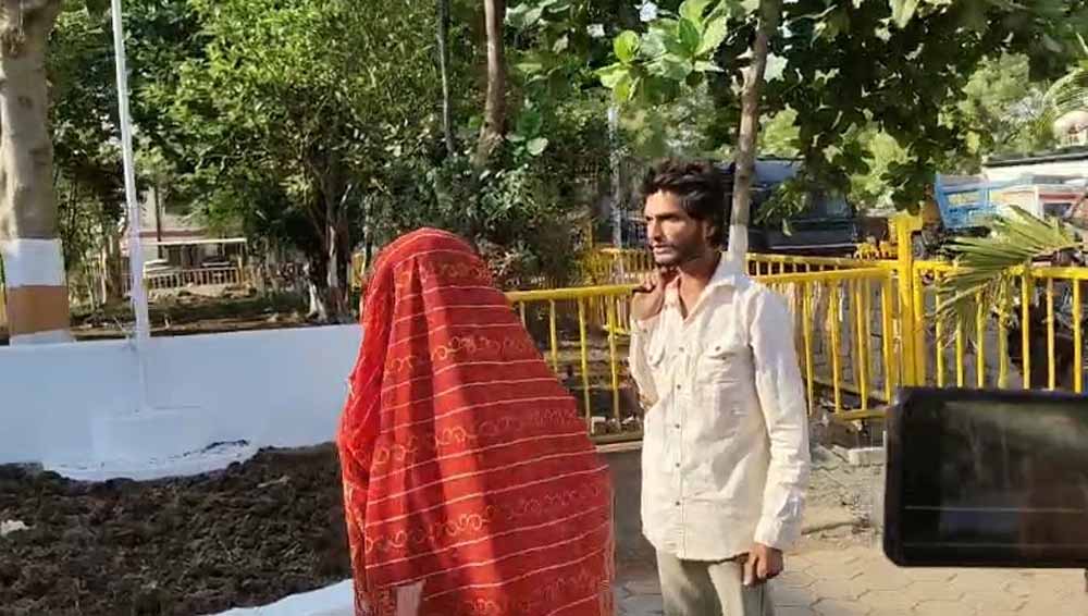 300 फीट ऊंचे टावर पर चढ़ा पति, पत्नी को बुलाने की मांग; खंडवा में ड्रामे ने रोकी सबकी सांसें