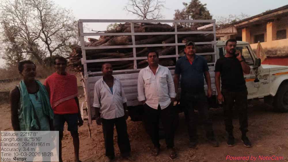 लकड़ी के अवैध परिवहन पर वन विभाग की कार्रवाई, वाहन जब्त