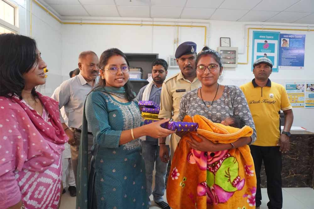 नवजात कन्याओं और मेहनतकश महिला हमालों को किया गया सम्मानित, कार्यक्रम में नारी सम्मान की झलक