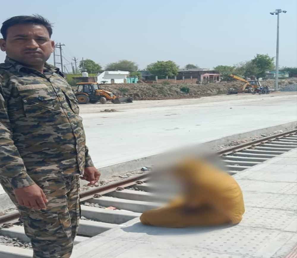 निवाड़ी के डायल 112 हीरोज: सतर्कता और समझाइशदेकर आत्‍महत्‍या के उद्देश्‍य से रेलवे पटरी पर बैठी महिला को सुरक्षित बचाया