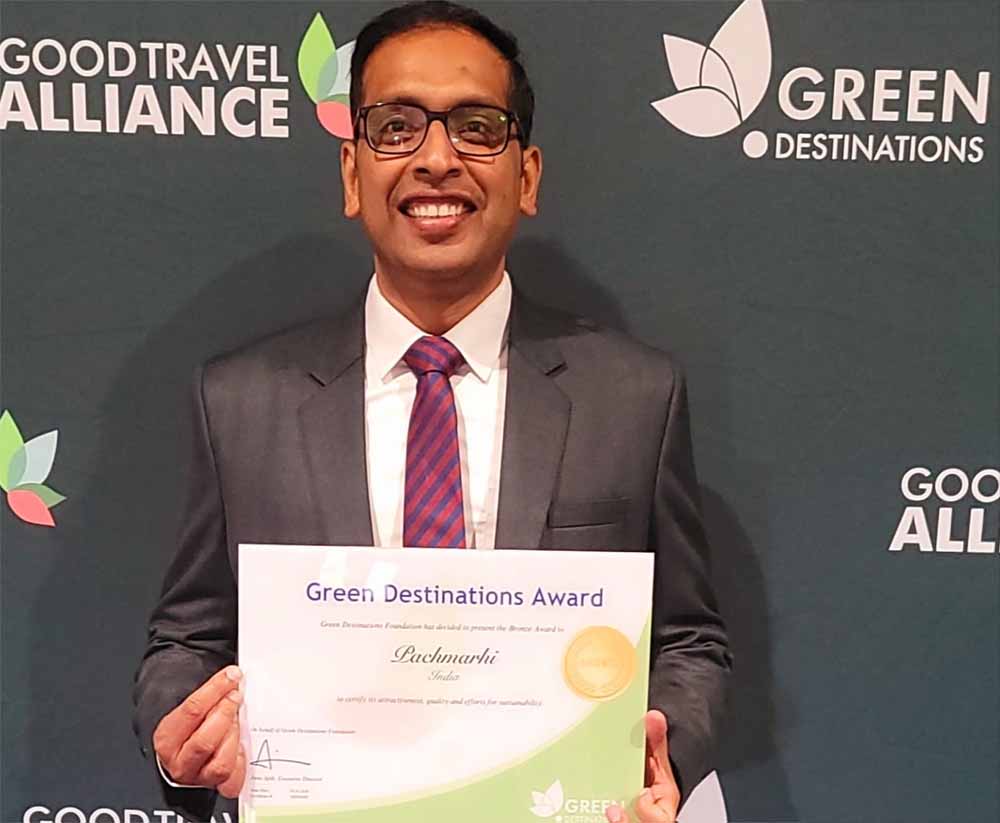 उज्जैन कमिश्नर आशीष सिंह ने मध्यप्रदेश टूरिज्म बोर्ड की ओर से प्राप्त किया सम्मान