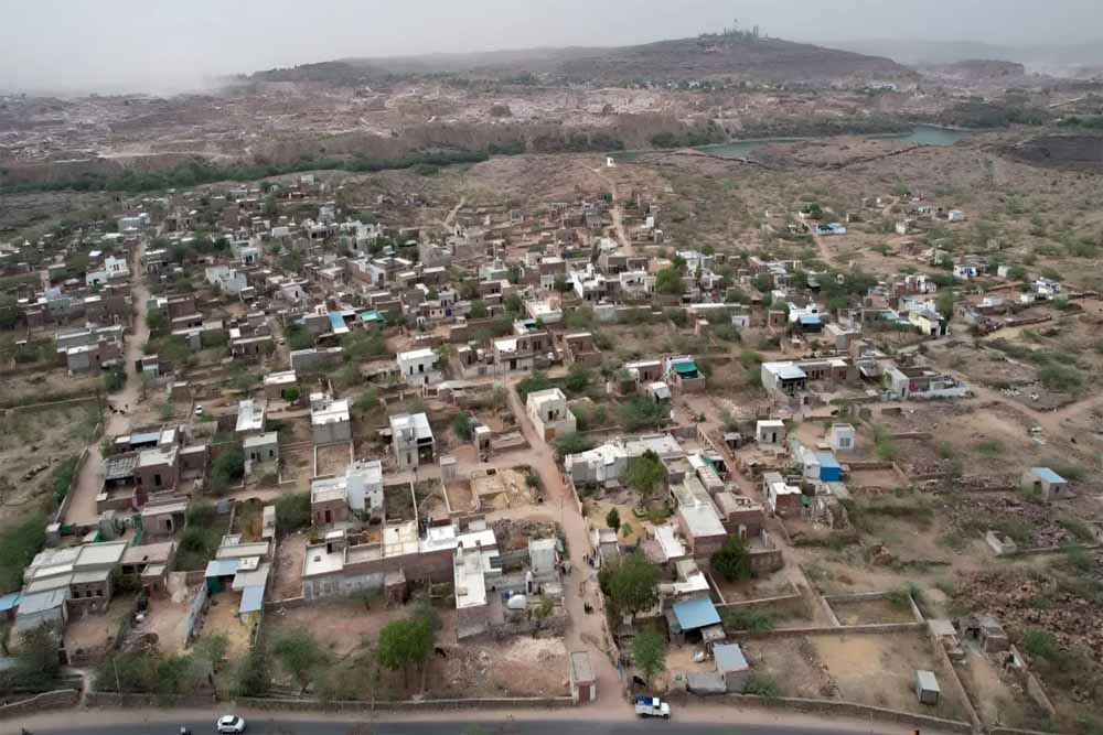 कोर्ट के आदेश से हड़कंप: 9,500 मकान होंगे ध्वस्त, बिजली-पानी कनेक्शन भी कटेंगे