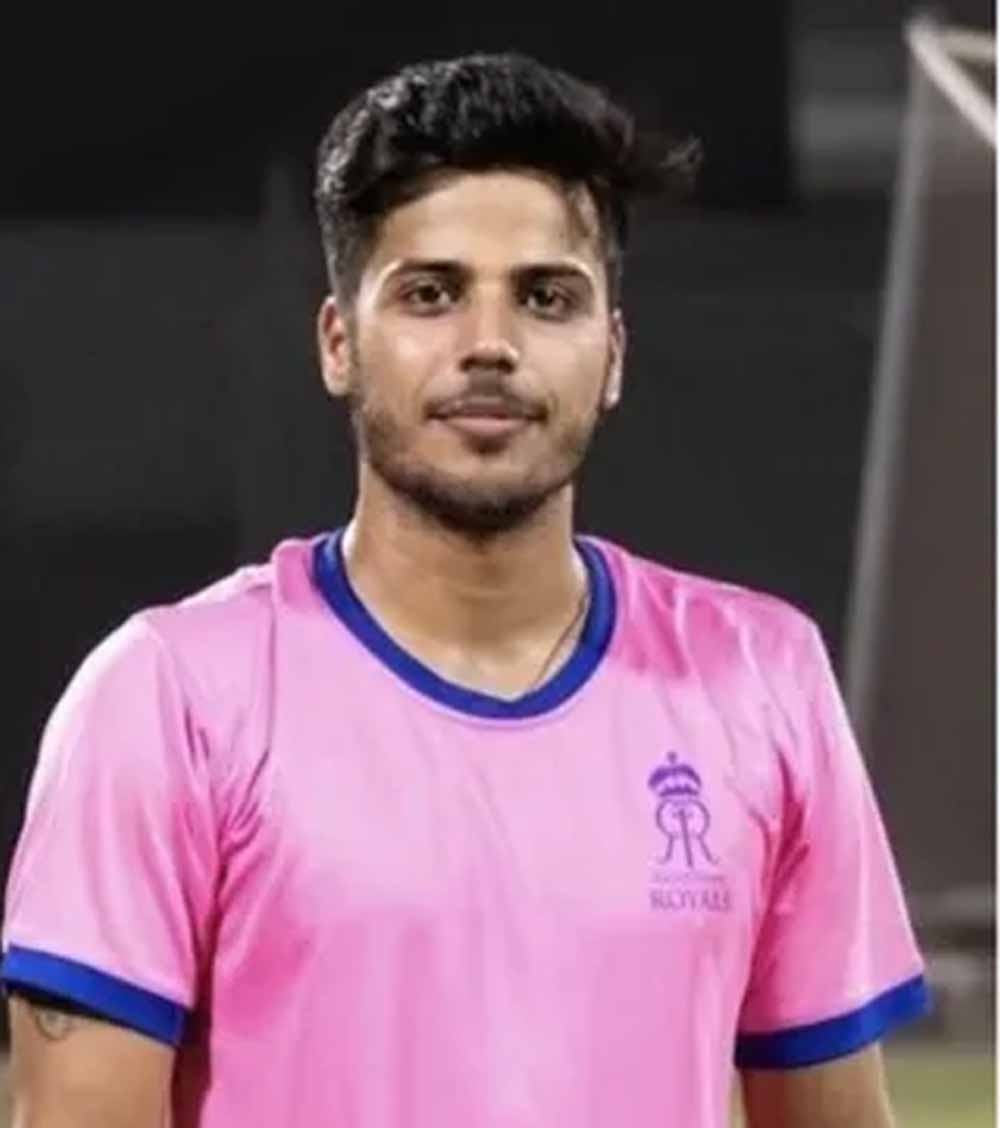 पूर्व IPL खिलाड़ी अमित पर मॉडल पत्नी ने कराई FIR, ‘भूखा रखा, शराब पीकर पीटा’