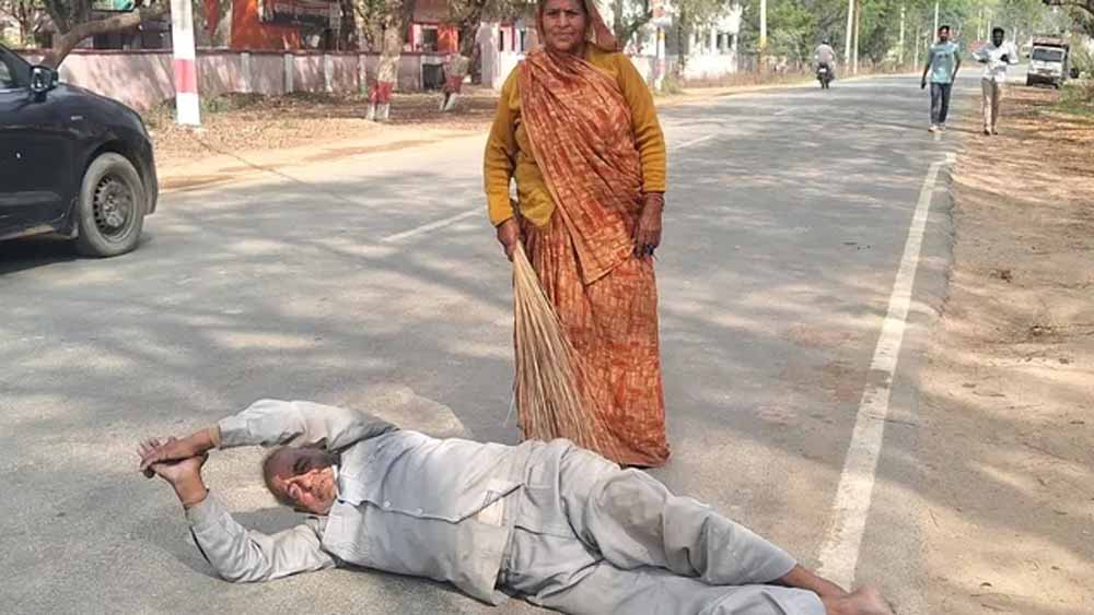 आगरा के दंपती रोजाना कर रहे 5 KM परिक्रमा, कान्हा की भक्ति में लोटपोट होकर नाप रहे ब्रज