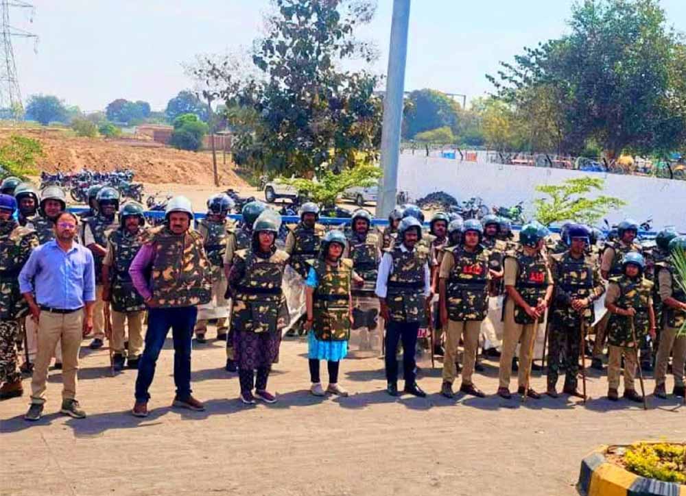 अडाणी पावर प्लांट बना तनाव का केंद्र: सिंगरौली में आगजनी और भारी तोड़फोड़