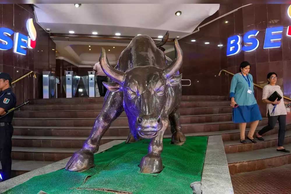 शेयर बाजार में कमजोरी, निफ्टी 11 महीने बाद 23,500 के नीचे पहुंचा