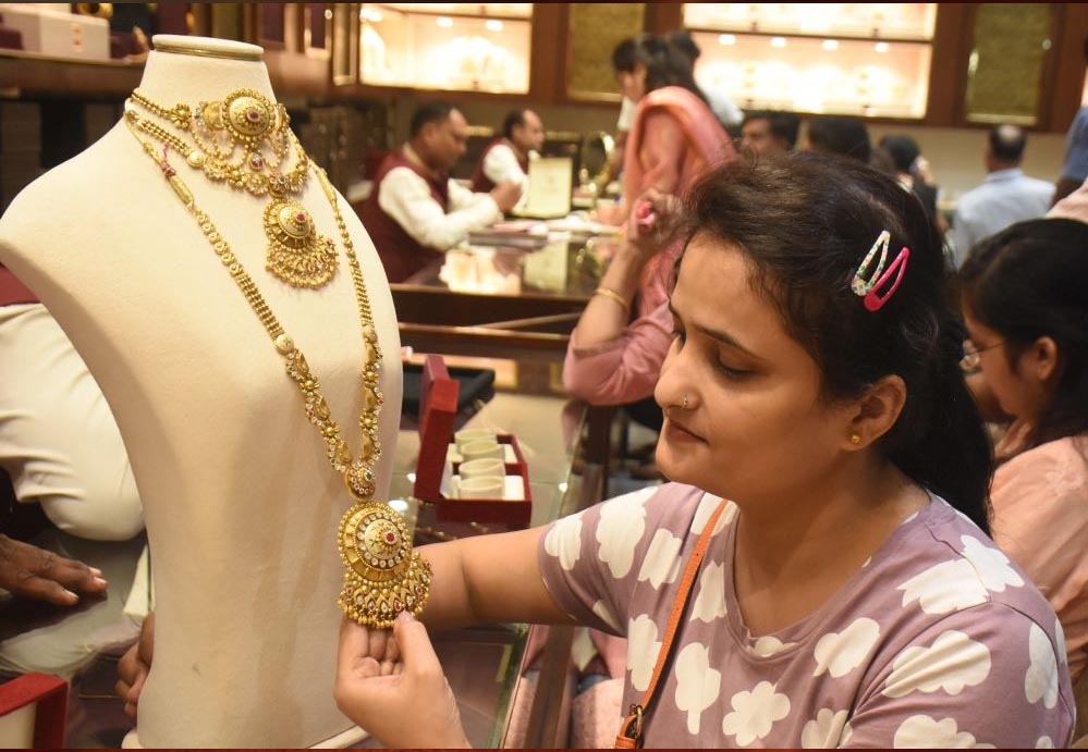 सोना-चांदी की चमक हुई फीकी, कीमतों में गिरावट, चेक करें ताजा रेट