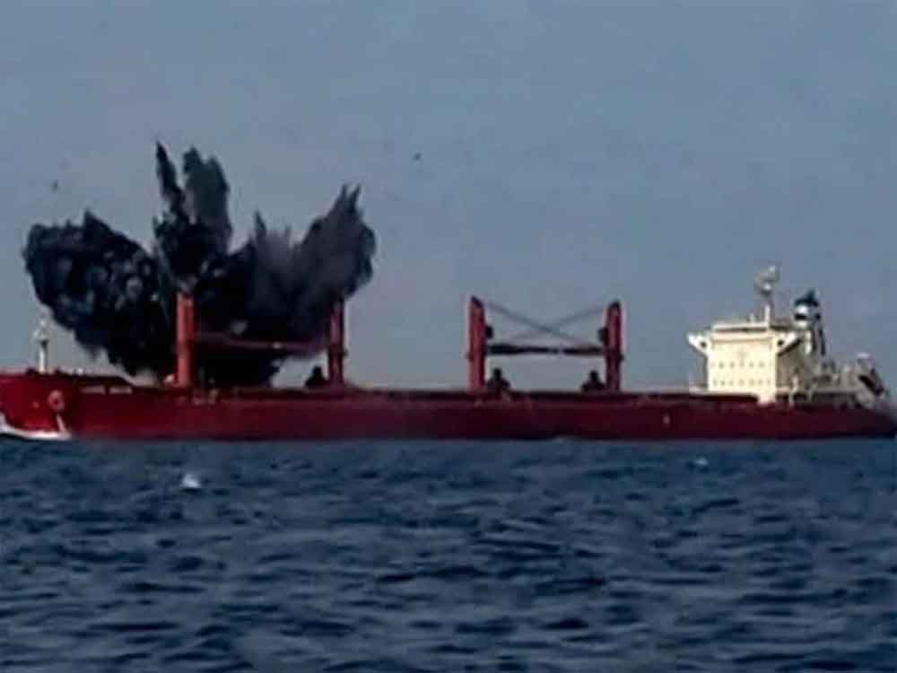 खाड़ी में टकराव तेज: ईरान ने अमेरिकी जहाज पर हमला, सेना की भूमिका पर सवाल