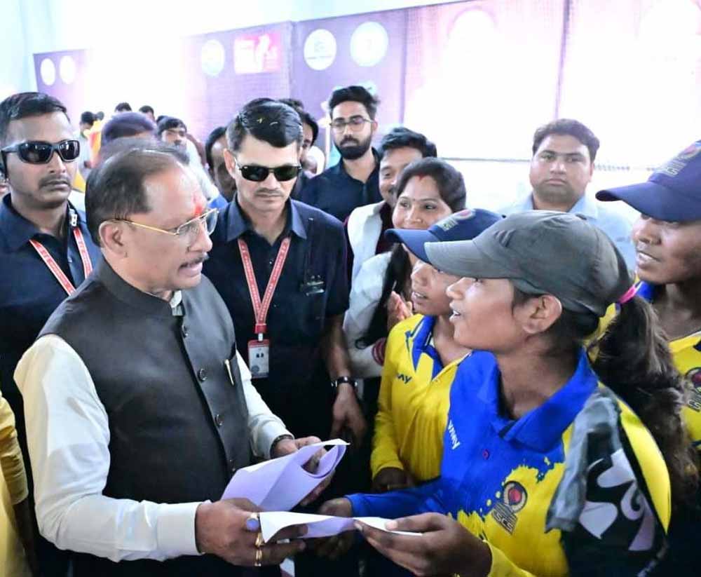 इचकेला की बेटियों ने क्रिकेट में रचा इतिहास, मुख्यमंत्री साय ने किया सम्मानित, किट देकर बढ़ाया हौसला