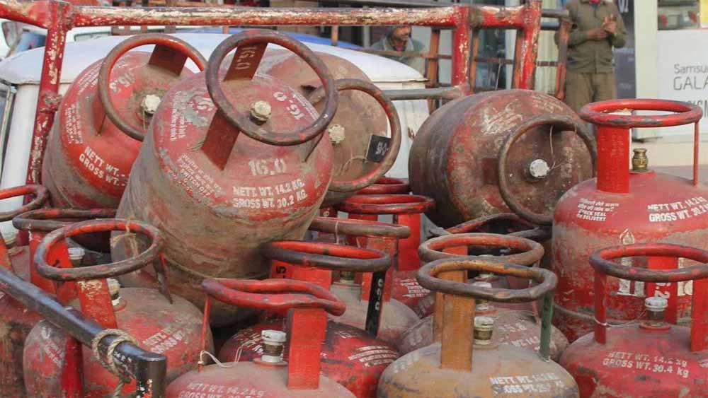 ईरान युद्ध से LPG आपूर्ति पर दबाव, सरकार ने बताया—घबराने की जरूरत नहीं