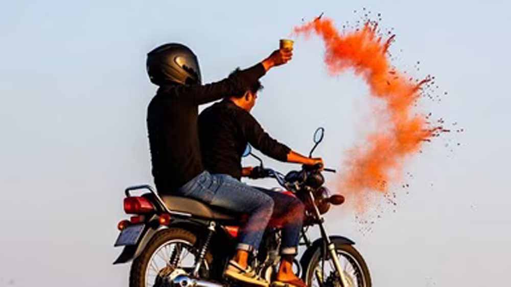 दिनदहाड़े बड़ी लूट: बाइक सवारों ने मिर्च पाउडर फेंककर 1 करोड़ उड़ाए