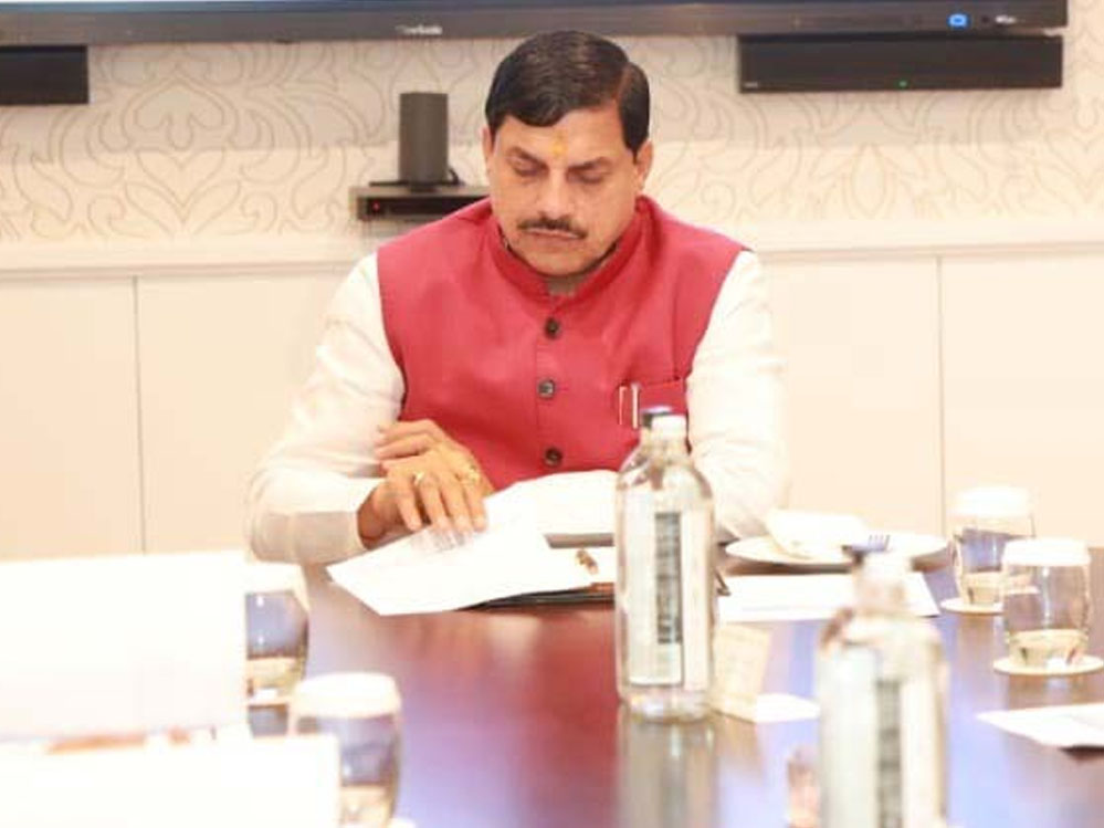 एमपी में सीएम का सख्त एक्शन: 8 कलेक्टर और 7 एसपी निलंबित, लापरवाह अफसरों पर गिरी कार्रवाई