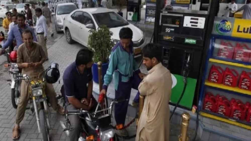 पाकिस्तान के भाव भारत पर असर, नोएडा में पेट्रोल पंपों पर भीड़ लगी