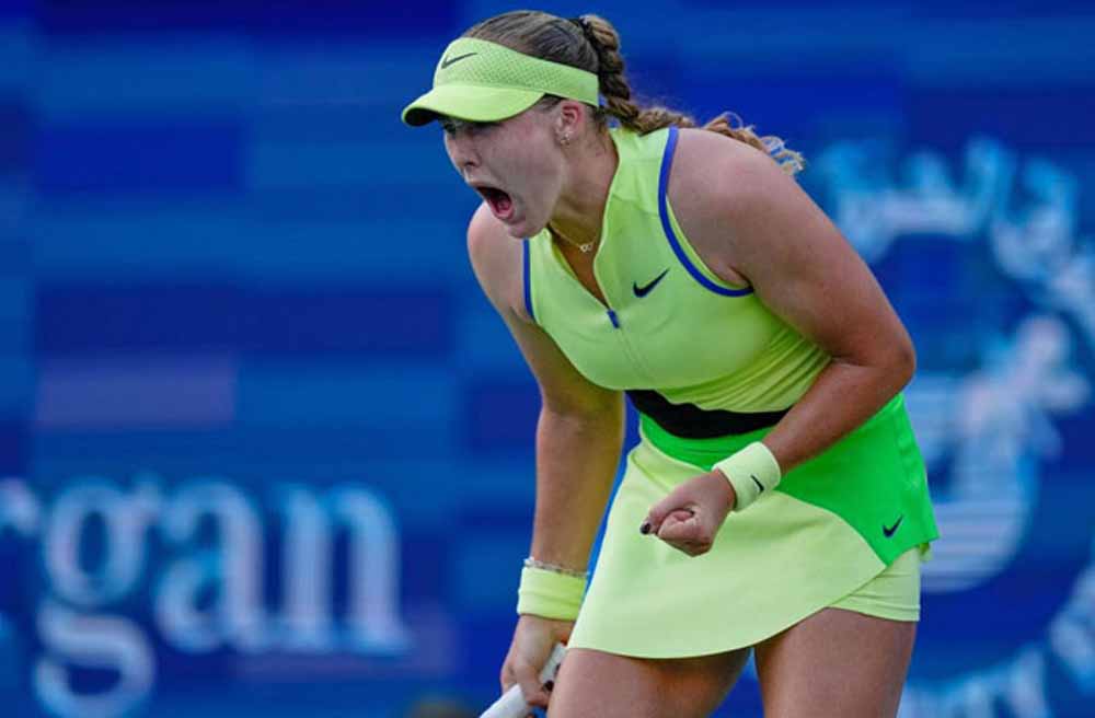 मौजूदा चैंपियन एंड्रीवा ने हार के बाद रैकेट तोड़ा और दर्शकों पर चिल्लाई
