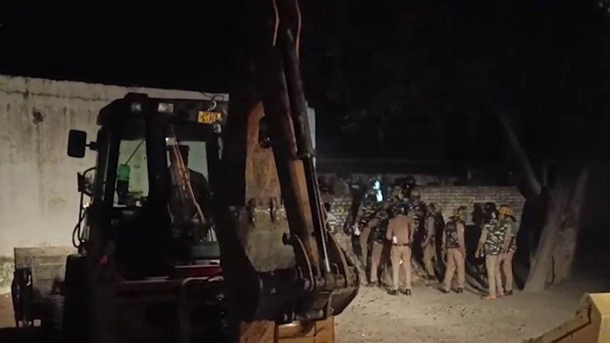 प्रशासन का सख्त रुख, ग्राम सभा की जमीन को अवैध कब्जे से मुक्त कराकर मस्जिद पर चलाया बुलडोजर