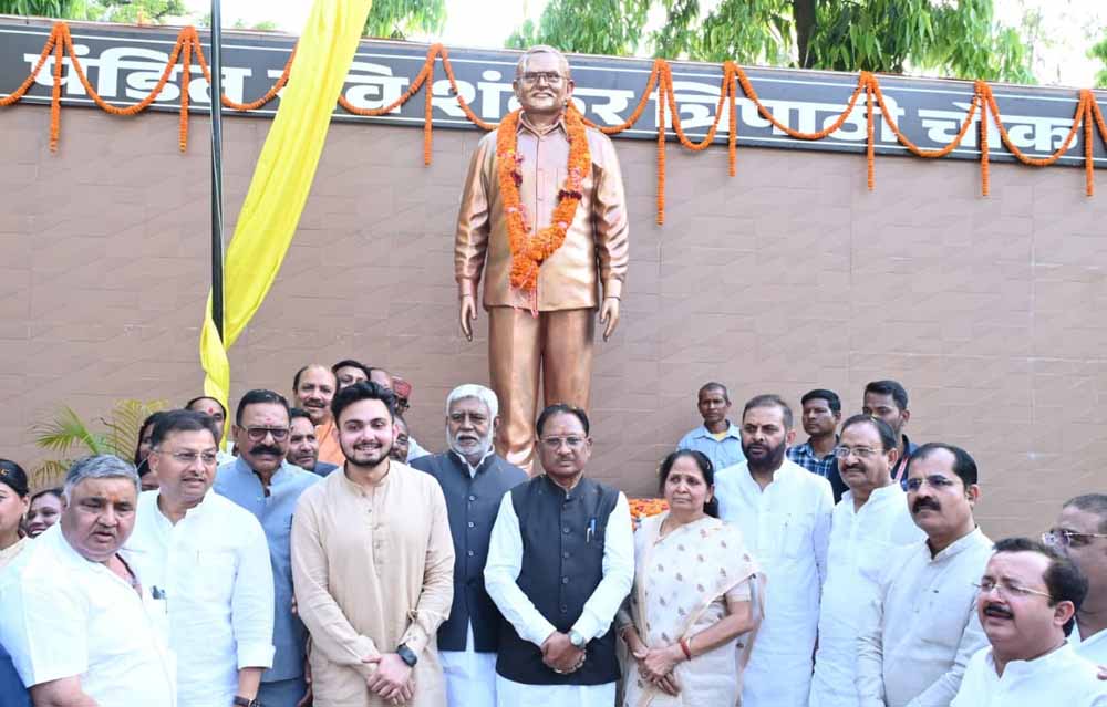 भटगांव के पूर्व विधायक रविशंकर त्रिपाठी की प्रतिमा का अनावरण, मुख्यमंत्री साय ने किया सम्मानित