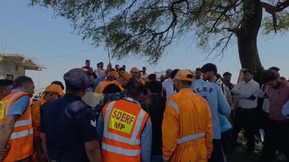रेस्क्यू प्रयास में रिंग फंसने के बाद सुरंग की खुदाई जारी, बोरवेल पर टिकीं सबकी नजरें