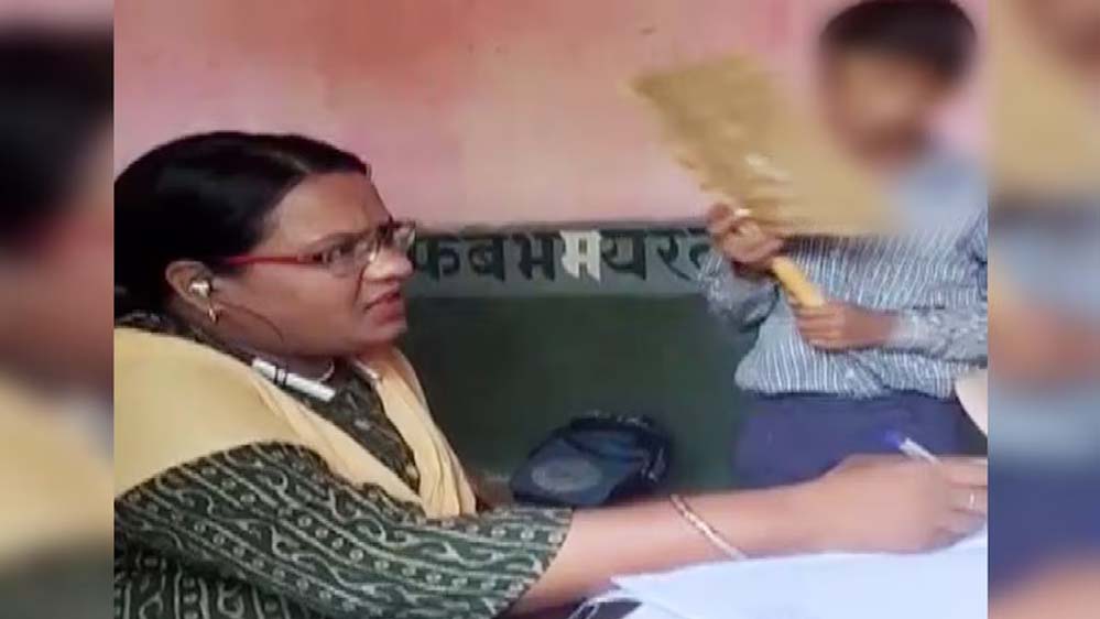 मासूम छात्र को पंखा करने को कहती मैडम, कान में ईयरफोन और मोबाइल पकड़े हुए; वीडियो वायरल