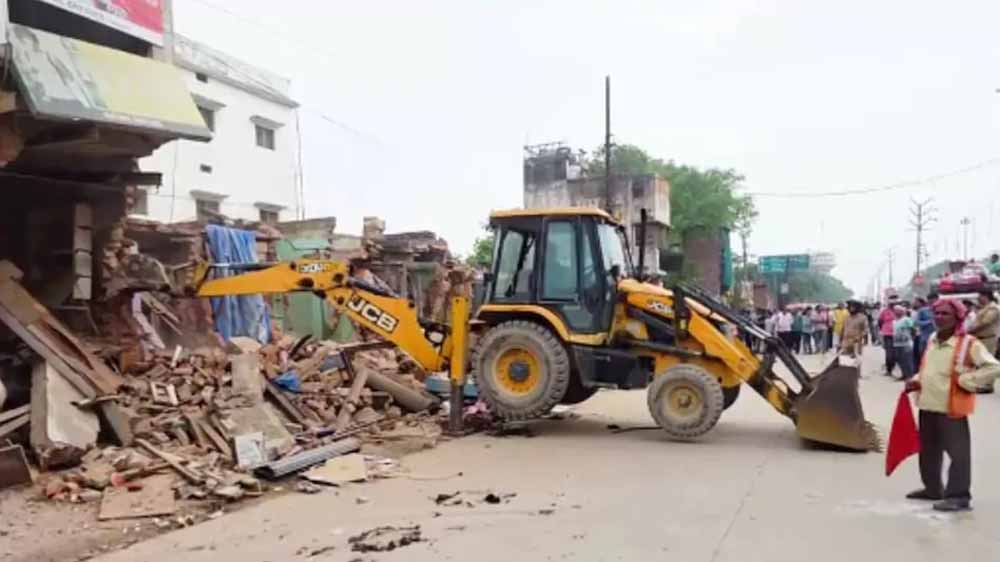 चंदौली में प्रशासन सख्त: DDU नगर में अतिक्रमण हटाओ अभियान तेज, मस्जिद कमेटी ने खुद हटाया हिस्सा
