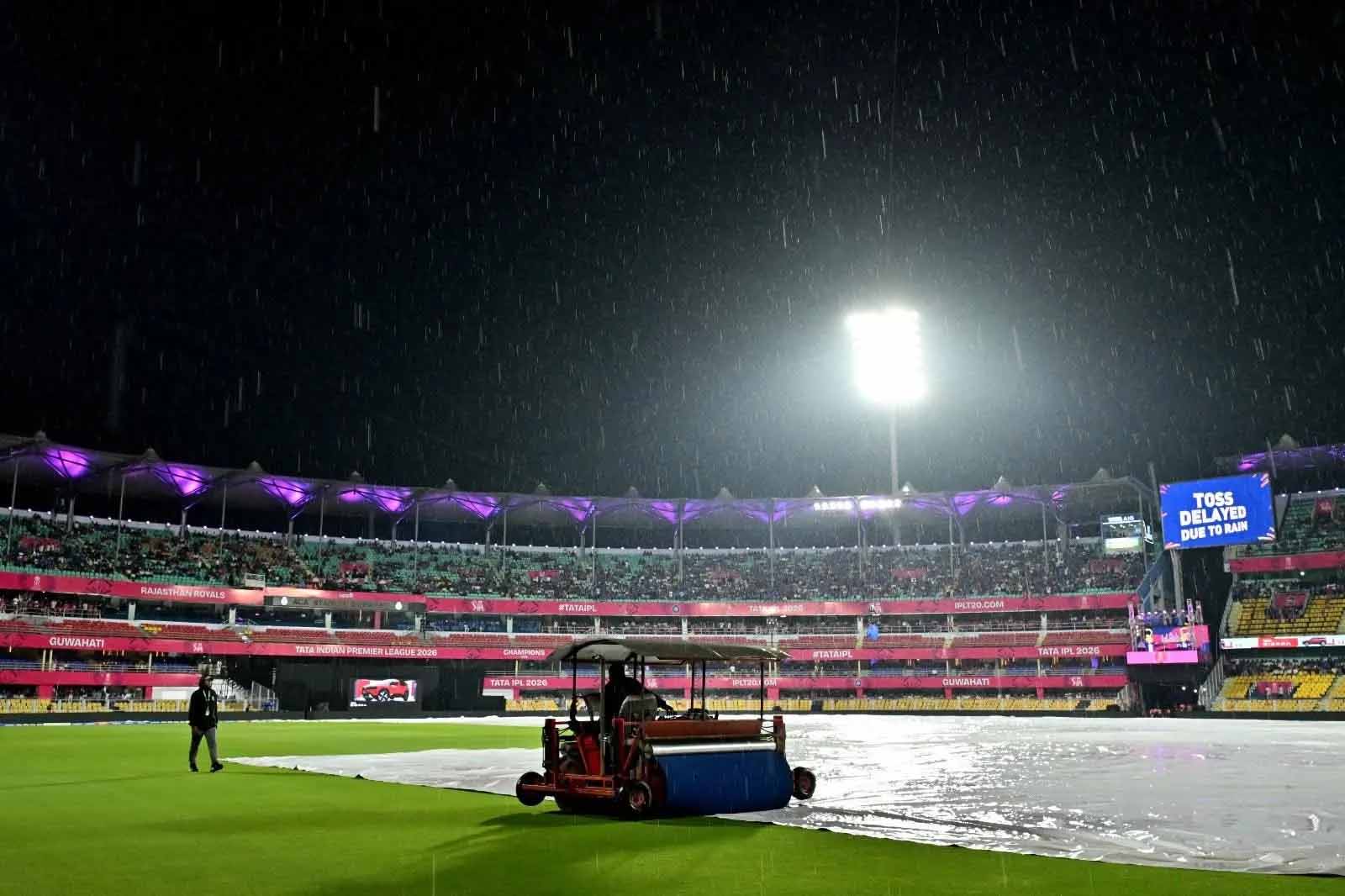 बारिश के बीच बेहतरीन तैयारी, गुवाहाटी स्टाफ को मिला 25 लाख