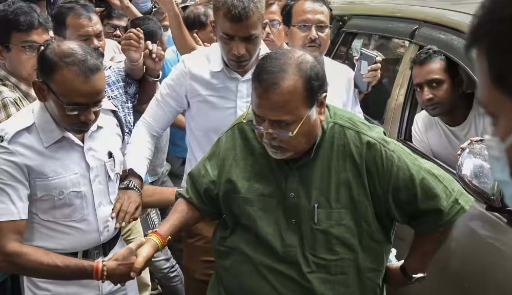 SSC घोटाले के तहत ED ने पार्थ चटर्जी के घर मारी रेड, जांच तेज