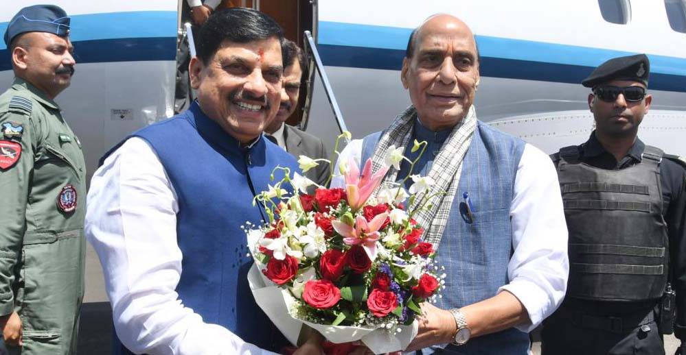 मुख्यमंत्री डॉ. यादव ने की केंद्रीय रक्षा मंत्री राजनाथ सिंह की आत्मीय अगवानी