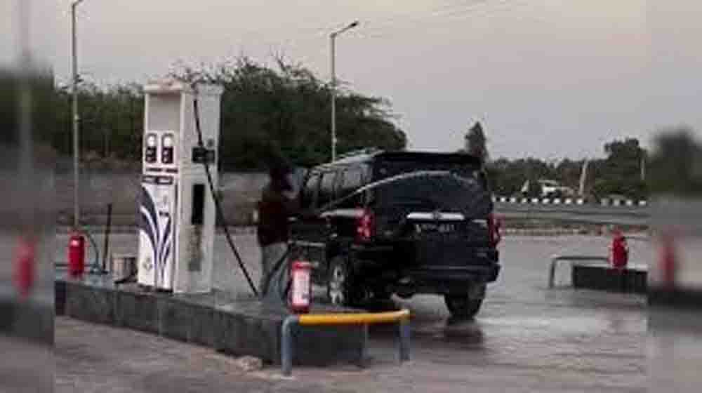 सिरोही में डीजल से कार धोने का वीडियो वायरल, पुलिस ने आरोपियों को दबोचकर गाड़ी की जब्त