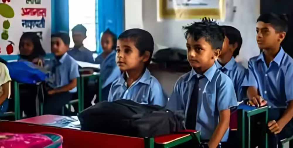 गरीब बच्चों को स्कूल से बाहर रखने पर सख्त रुख, DM बोले- तुरंत दिलाएं प्रवेश