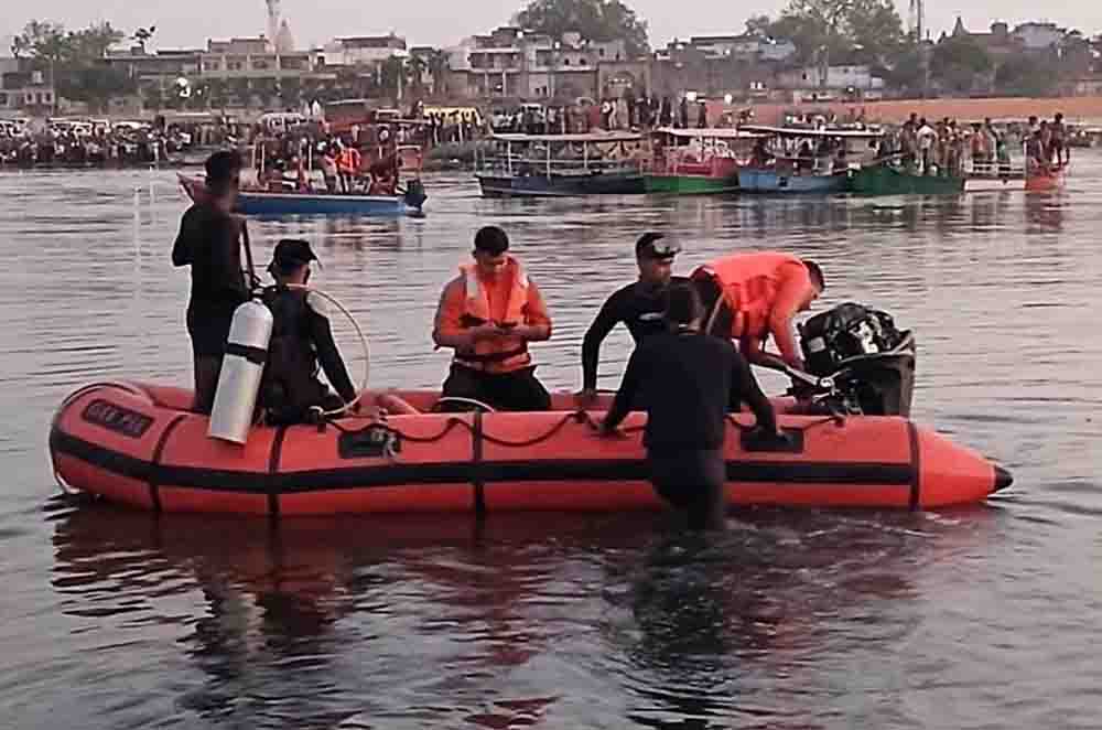 केशी घाट के पास नाव पलटने से बड़ा हादसा, रेस्क्यू जारी