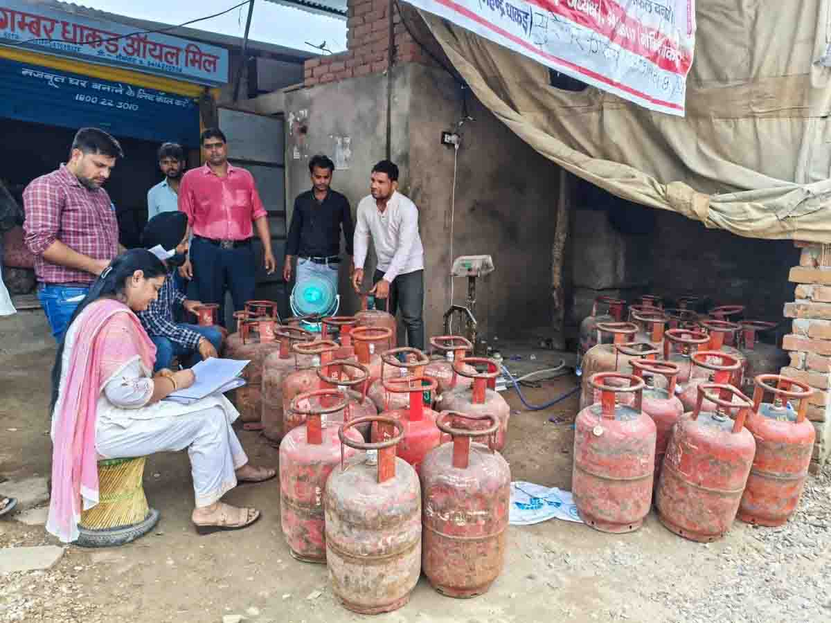 रतलाम रोड पर रसद विभाग की दबिश, अवैध कारोबार में हड़कंप, नियमों के उल्लंघन पर होगी कड़ी कार्रवाई