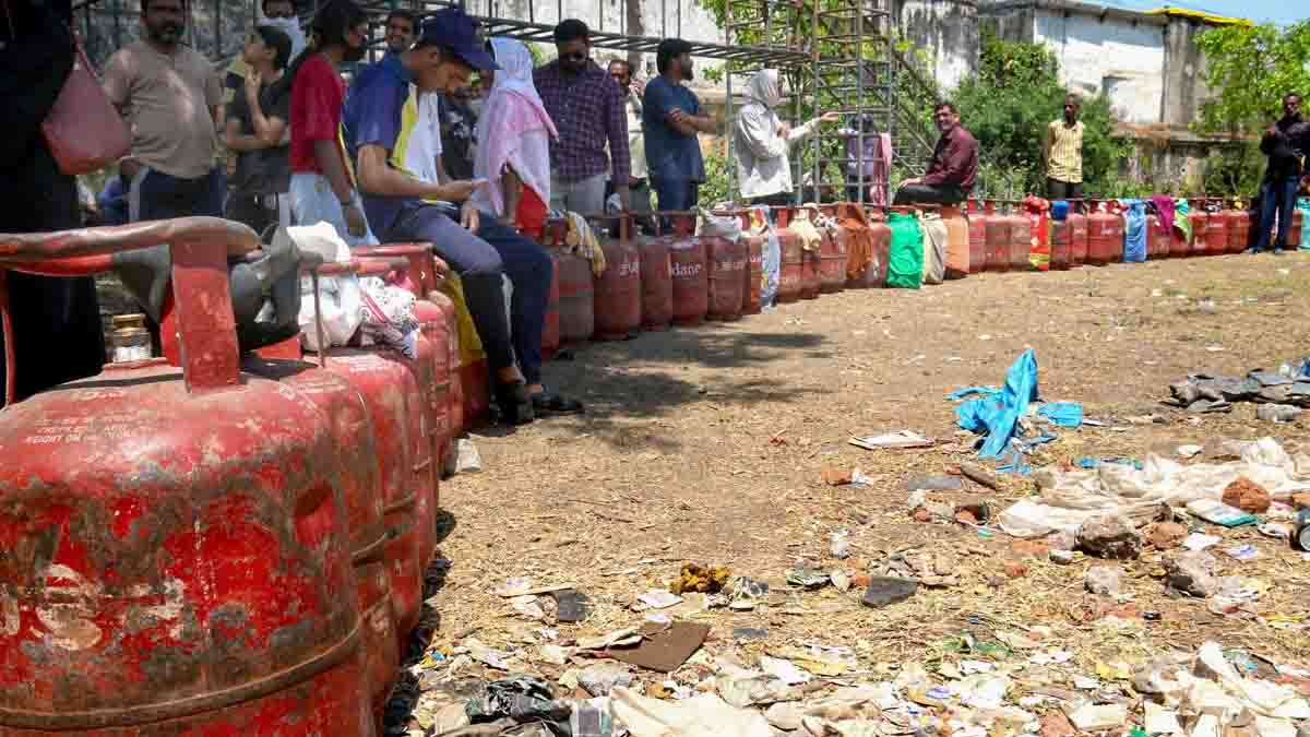 एलपीजी की किल्लत और अफवाहों पर लगाम,दिल्ली सरकार ने बनाया कंट्रोल रूम, गुप्त रखी जाएगी शिकायतकर्ता की पहचान