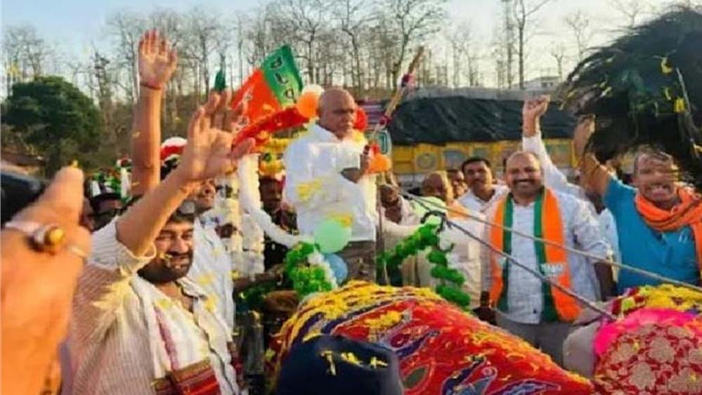 बैतूल विधायक हेमंत खंडेलवाल का अनोखा कदम, बैलगाड़ी पर सवार होकर ‘गांव-बस्ती चलो अभियान’ की शुरुआत