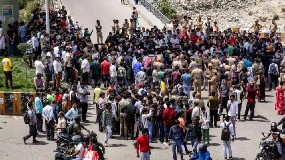 नोएडा श्रमिक आंदोलन के परिणाम: 10 तक सैलरी, दोगुना ओवरटाइम और बोनस की घोषणा