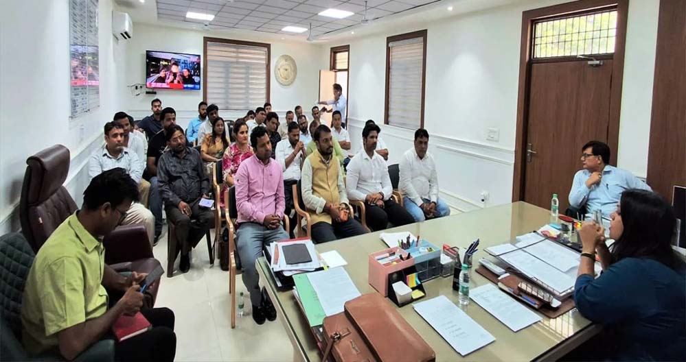 डीएम गौतमबुद्धनगर की अध्यक्षता में औद्योगिक इकाइयों के आउटसोर्सिंग एजेंसी/संविदाकारों की महत्वपूर्ण बैठक