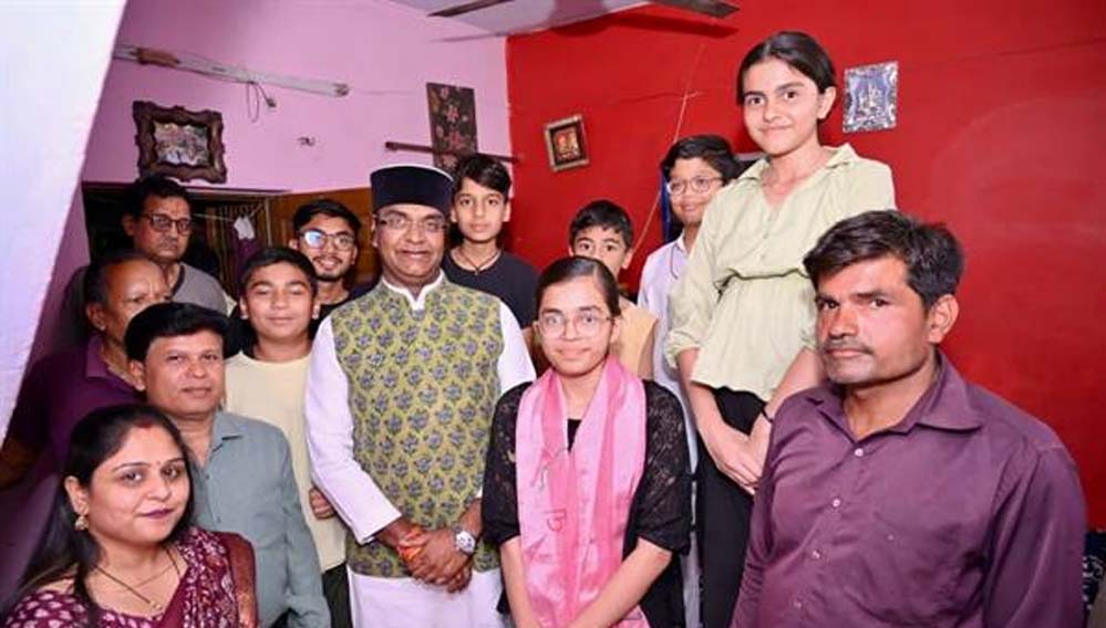 नरेला की बेटी हिमांशी ने रचा इतिहास, मंत्री सारंग ने किया लैपटॉप देने का वादा