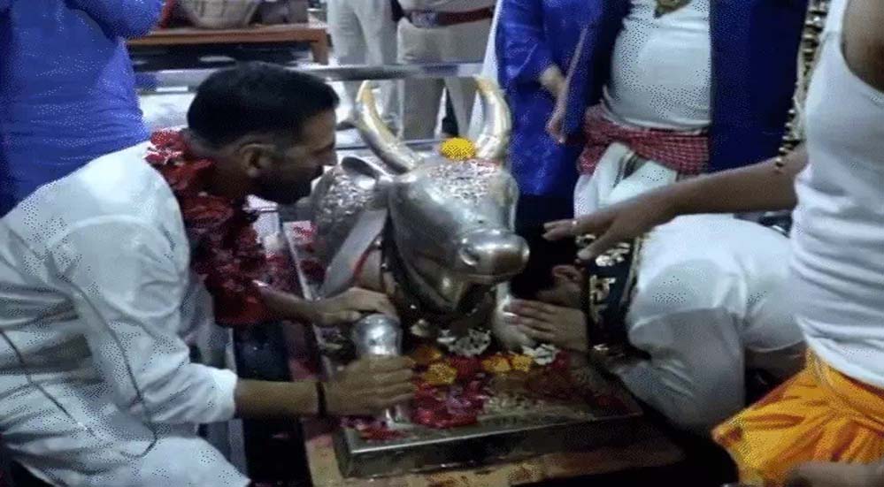अक्षय और टाइगर का महाकाल दरबार में आशीर्वाद, नंदी के कान में देश की तरक्की की कामना की, डिंपल कपाड़िया भी साथ