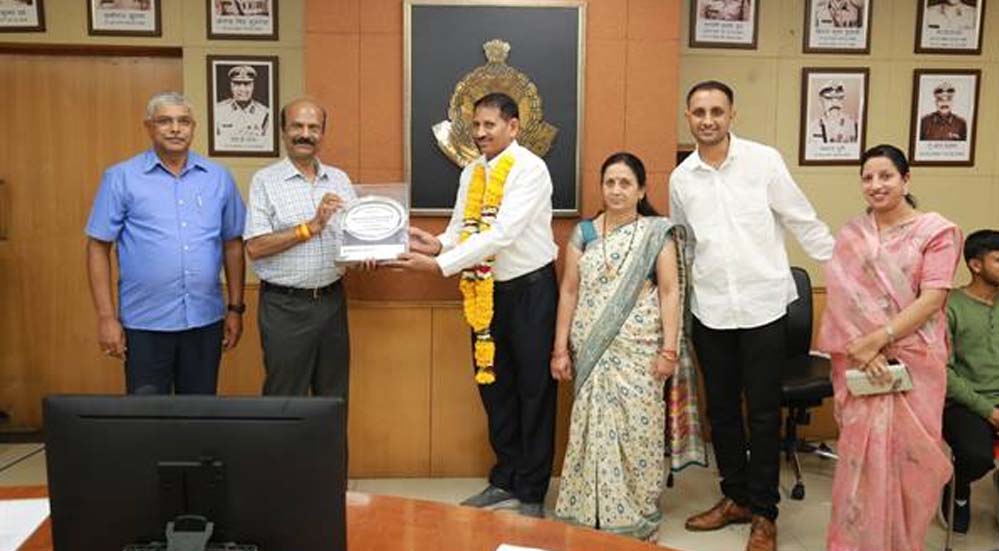 नौसेवानिवृत्त कर्मचारियों को पुलिस मुख्यालय परिवार की भावभीनी विदाई