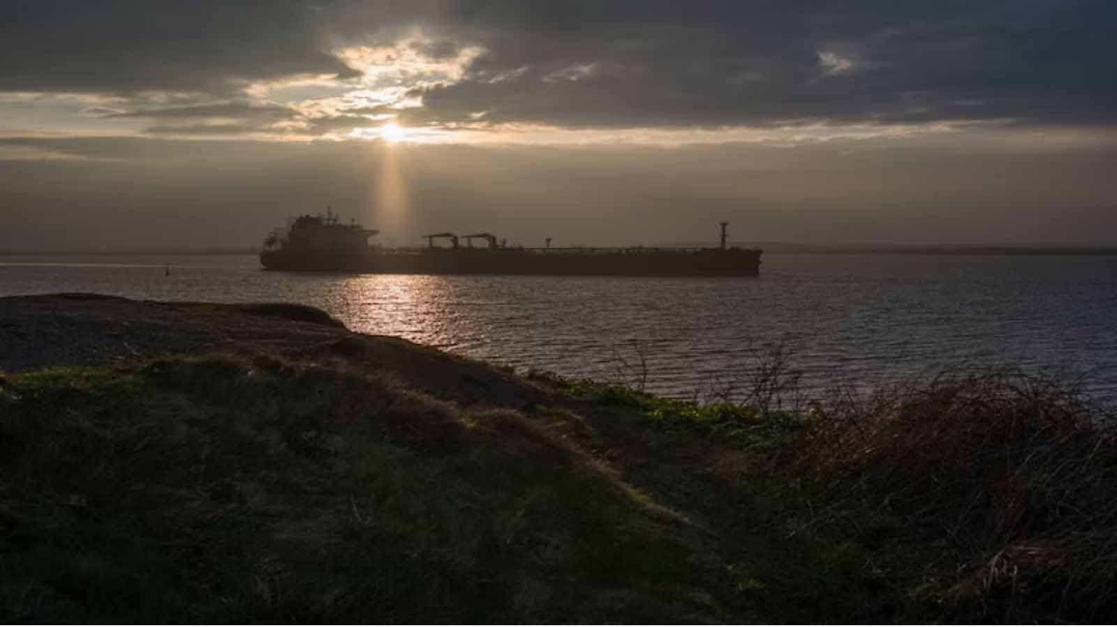 माइंस हटाने में लग सकते हैं 6 महीने, वैश्विक तेल आपूर्ति बहाल होने में देरी संभव