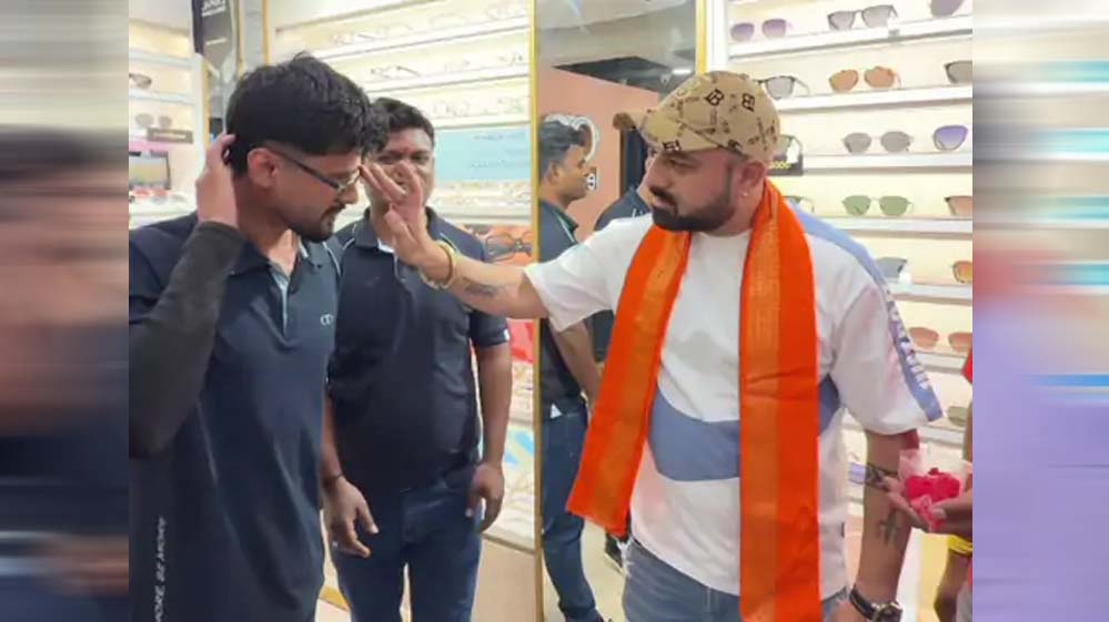 भोपाल-छिंदवाड़ा में लेंसकार्ट शोरूम पर बजरंग दल का प्रदर्शन, कर्मचारियों पर तिलक और कलावा बांधने का आरोप