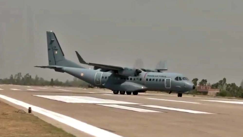 IAF ने पूर्वांचल एक्सप्रेस-वे पर दिखाया दम, सुखोई और मिराज की गर्जना से कांपा आसमान