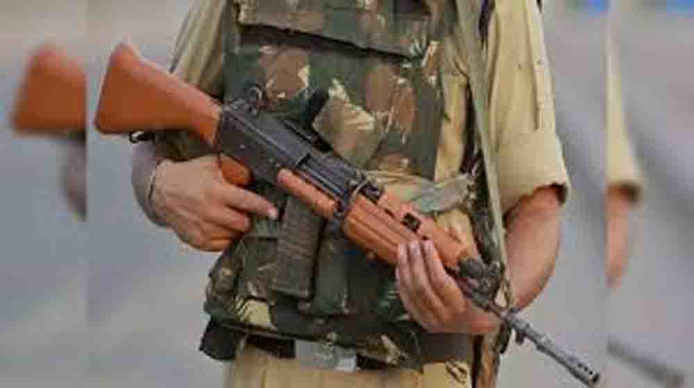 वाराणसी में रेलवे ट्रैक के किनारे मिला आधुनिक हथियार, पुलिस और आरपीएफ की जांच में जुटी टीमें