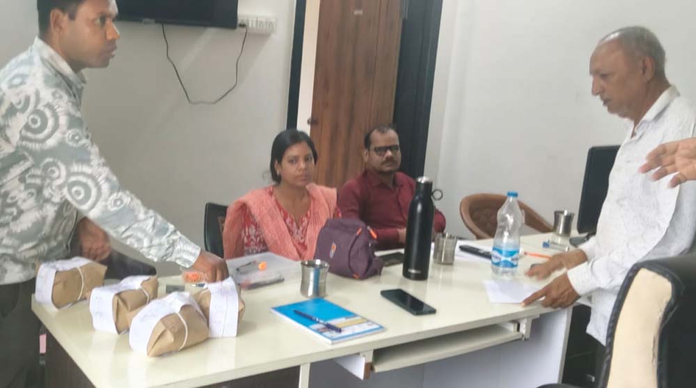 रायपुर : खाद्य एवं औषधि प्रशासन टीम ने की गुणवत्ता जांच,स्वच्छता में कमी पर दुकान को नोटिस