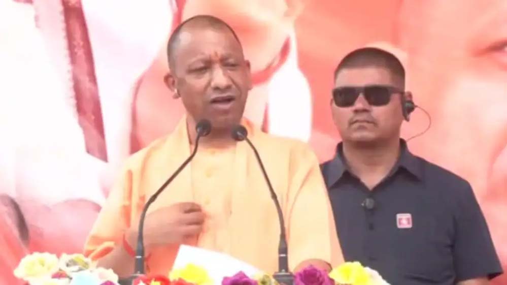 CM योगी ने ममता पर साधा निशाना: ‘हिंदू त्योहारों पर कर्फ्यू, सड़कों पर नमाज पढ़वाती हैं दीदी’