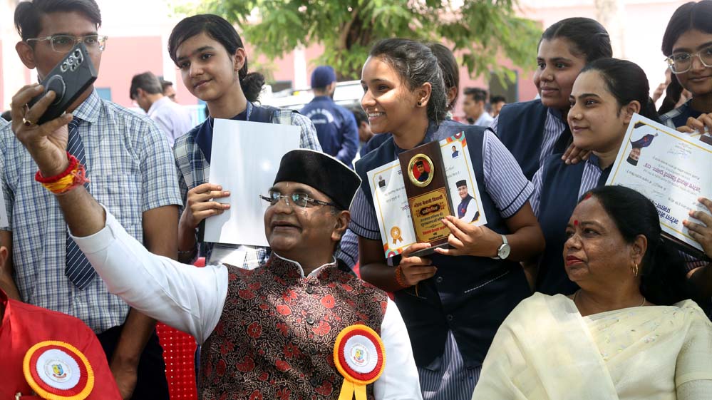 मंत्री सारंग ने नरेला में मेधावी विद्यार्थियों को किया सम्मानित, प्रोत्साहन से बढ़ेगा उत्साह