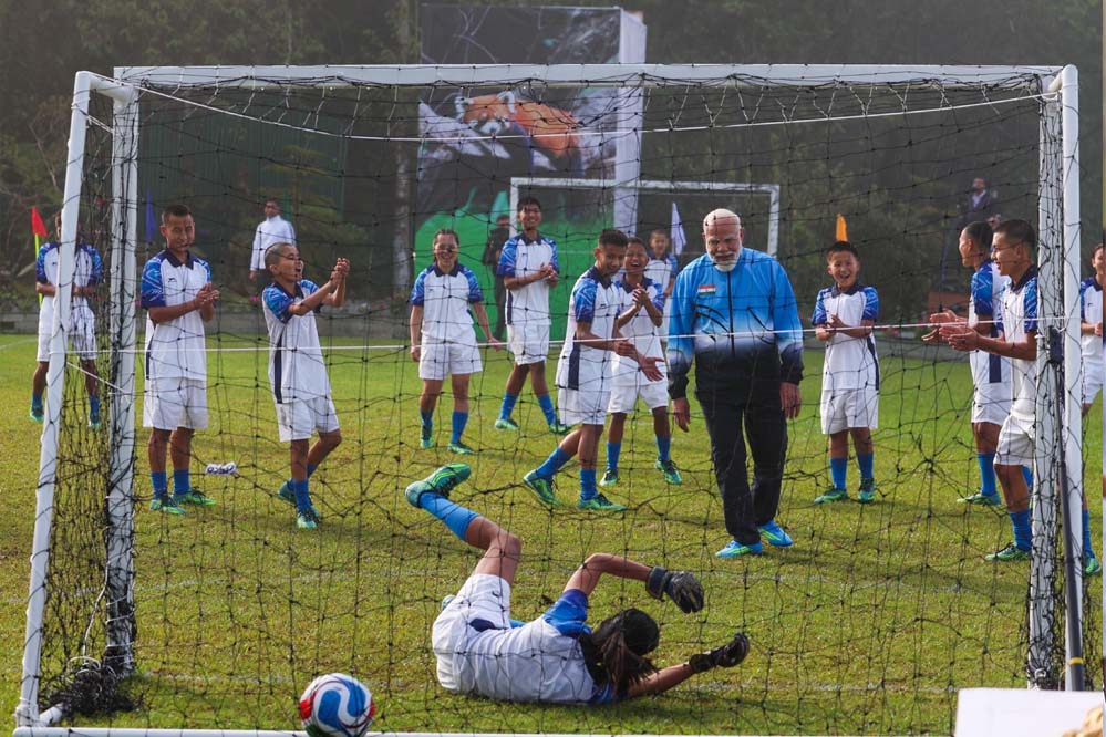 फुटबॉल के मैदान पर पीएम मोदी का गोल, खिलाड़ियों संग सेलिब्रेशन की तस्वीरें देखें